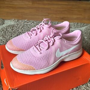 NIKE Revolution 4 (GS)/ Size 5.5Y/ Pink